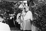 Stepinac predvodi misu prigodom podjeljivanja Potvrde. Biskupski štap pridržava jaskanski kapelan Đuro Golubić, 1943.